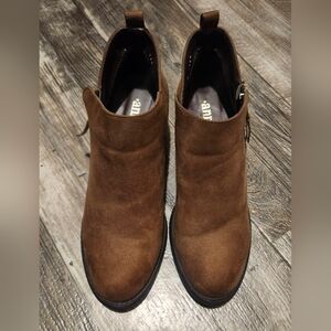 ANDREA  Brown Suede Ankle Booties Size 7 EUC